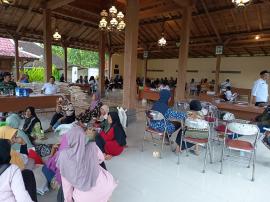 Pemerintah Kalurahan Ngipak Salurkan Bantuan Pangan Beras dan Minyak Goreng